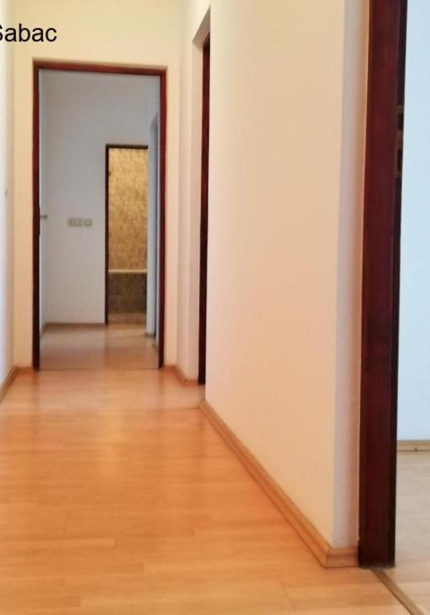 Prodajem stan u centru Loznice, Staklenac, Pašićeva 5a, 1. sprat, uknjižen 1/1, površine 79m2.